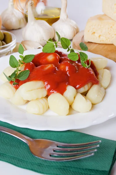 トマト ペーストとニョッキ ディ patata — ストック写真
