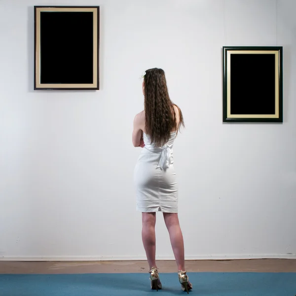 Woman in gallery — Stockfoto