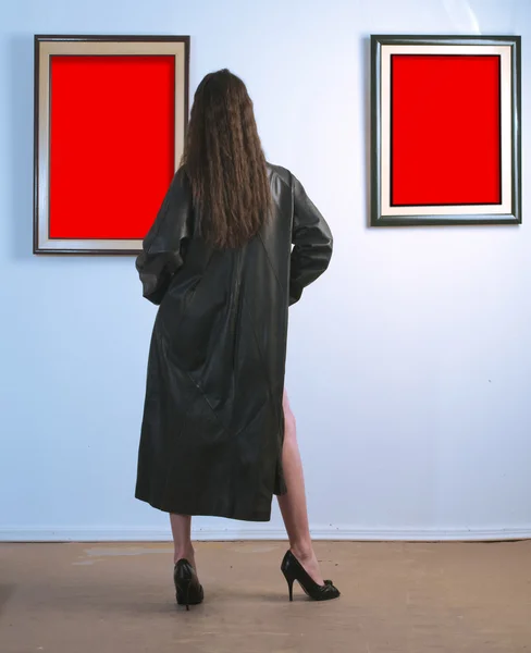 Frau in der Galerie — Stockfoto