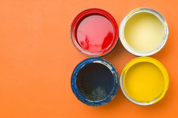 Tintas coloridas em latas — Fotografia de Stock