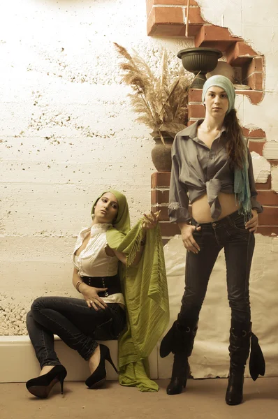 Attraktive Frauen in Sepiafarbe — Stockfoto