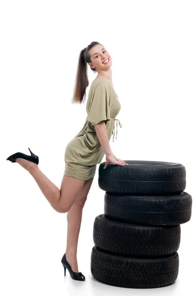 タイヤと女性 — ストック写真