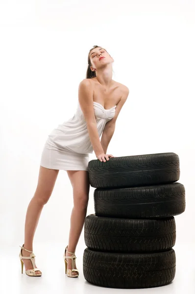 轮胎和女人 — 图库照片