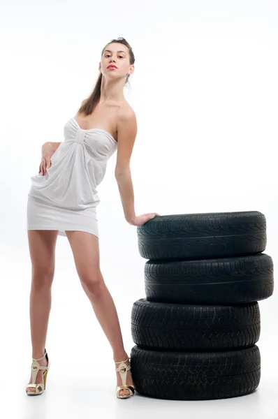 Neumático y mujer — Foto de Stock
