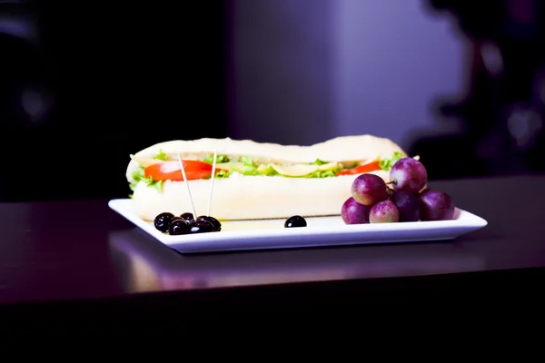 Sandwich Longue Baguette Fromage Légumes Frais Olives — Photo
