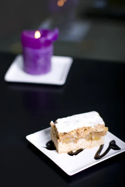 白い皿にシナモンと自家製のアップル スポンジ ケーキ — ストック写真