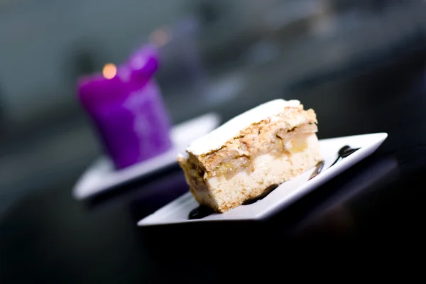 Apple cake served in a restaurant — Stock Photo, Image