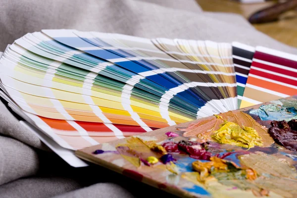 Equipamento artístico e cartela de cores — Fotografia de Stock