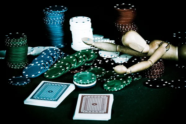 赌场赌博绿色桌上的筹码 — 图库照片