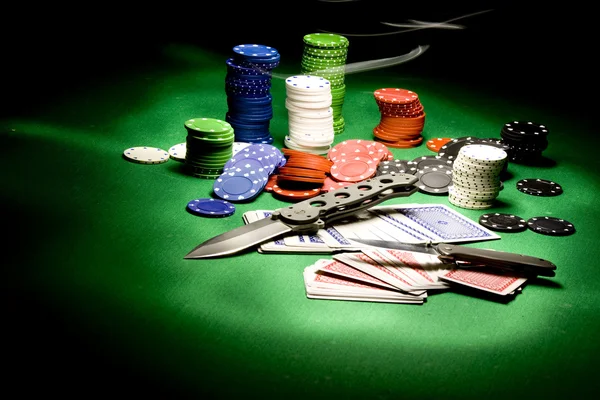赌场赌博绿色桌上的筹码 — 图库照片