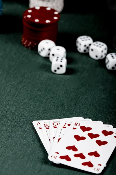 赌场赌博筹码和绿色桌上玩扑克牌 — 图库照片