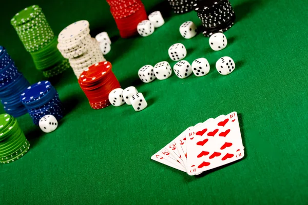 カジノ ギャンブルのチップと緑のテーブル上のカードを再生 — ストック写真