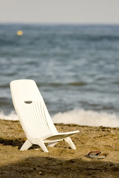 Παραλία Κάθεται Καρέκλα Και Flip Flops — Φωτογραφία Αρχείου