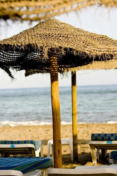 藁傘と椅子 — ストック写真