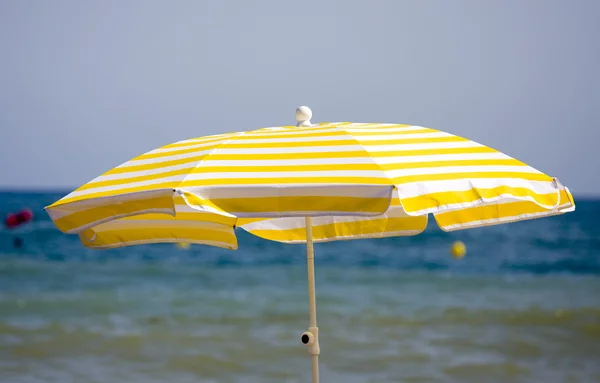 Барвиста Пляжна Парасолька Захищає Сонячне Світло — стокове фото