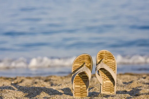 Slippers op het strand — Stockfoto