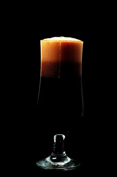 暗いビール、黒の背景上に分離されて — ストック写真