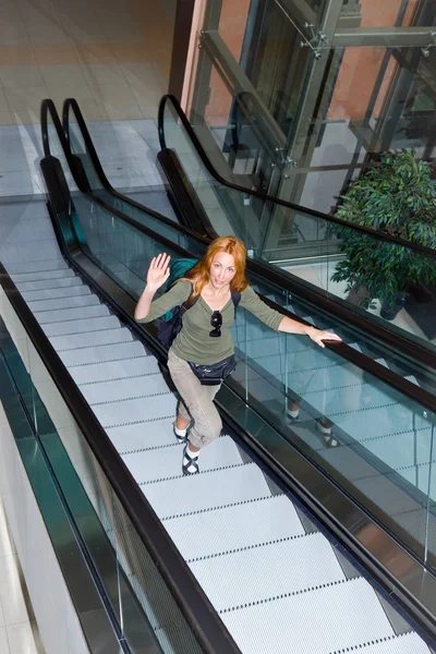 Młoda kobieta z plecaka na schodach — Zdjęcie stockowe
