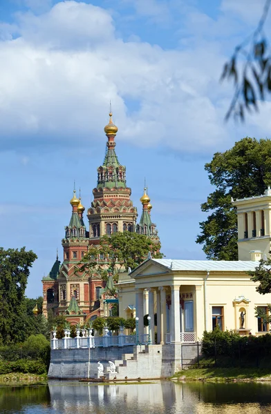 Rusia, Peterhof y la Iglesia de San Pedro y Pablo Iglesia — Foto de Stock