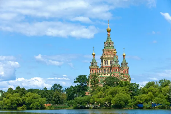 Rusia, Peterhof y la Iglesia de San Pedro y Pablo Iglesia — Foto de Stock