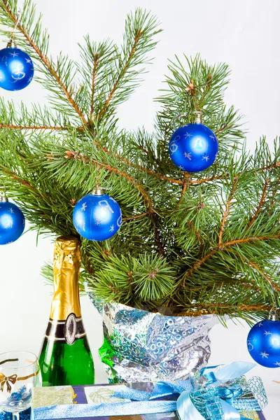 Vánoční dekorace na větvích jedle — Stock fotografie