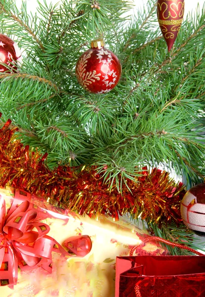 Yeni yıl natürmort-kürk-ağaç dalları, bir tinsel ve hediye kutusu — Stok fotoğraf