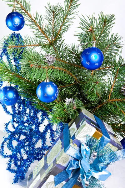 新的一年的静物-毛皮树枝、 节日装饰品和礼品盒 免版税图库图片