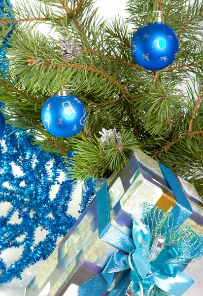新的一年的静物-毛皮树枝、 节日装饰品和礼品盒 图库照片