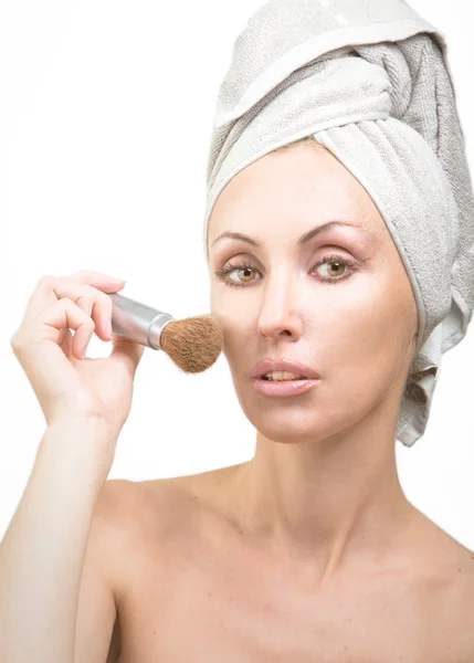 Vacker ung kvinna i handduk med en borste för en make-up — Stockfoto