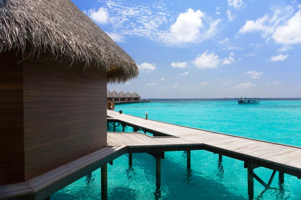 Νησί στον ωκεανό, οι Μαλδίβες. Βίλα σε πασσάλους στο νερό — Φωτογραφία Αρχείου