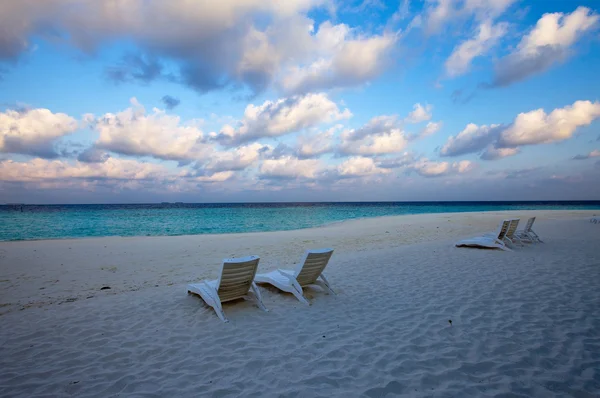 Chaise lounge vuota prima dell'oceano — Foto Stock