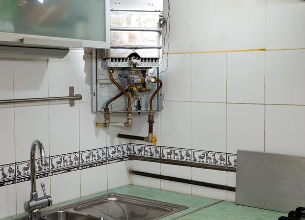 Gaz Su Isıtıcı tamir, mutfak duvar altında ihtiyacı — Stok fotoğraf