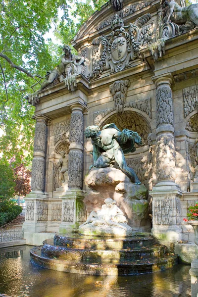 France. Paris. the Medici Fountain (La fontaine Medicis) in Luxembourg Gard — Stock Photo, Image