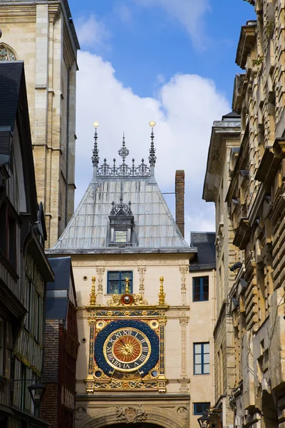 フランス。ノルマンディー。ルーアン。大きな塔の時計 gros horloge — ストック写真