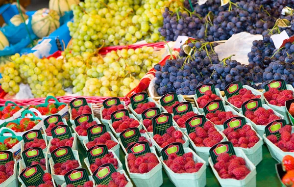 Bobule na trhu. zaměřit na ústřední plody malin. — Stock fotografie