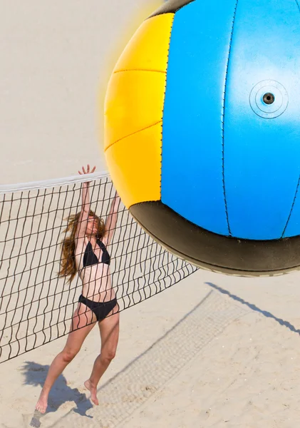 Atractiva mujer juega en el voleibol de playa — Foto de Stock