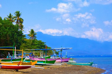 Endonezya. Bali. okyanus kıyısında Ulusal geleneksel tekneler