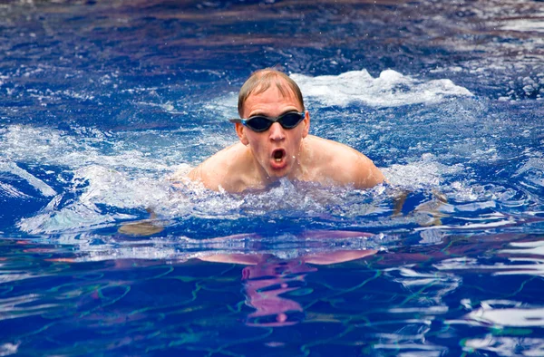 Ο νεαρός κολυμβητής στην πισίνα — Φωτογραφία Αρχείου