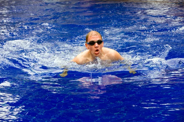 プールでの若いスポーツスイマー — ストック写真