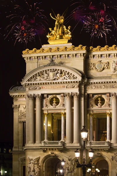Francja. Paryż. budynku grand opera i świąteczne fajerwerki — Zdjęcie stockowe