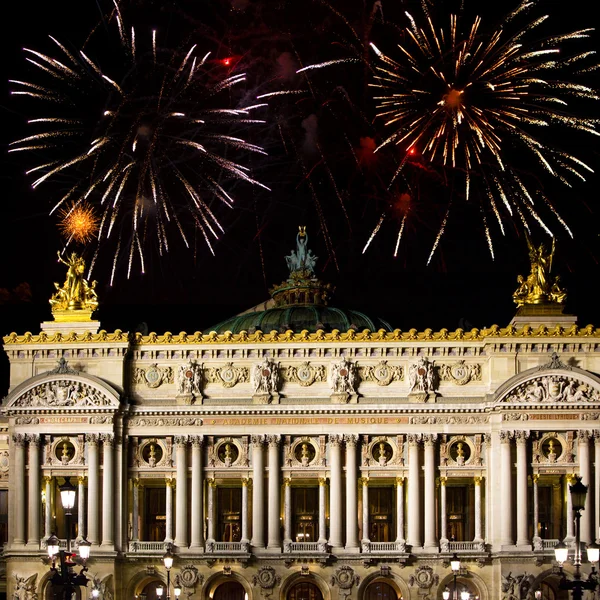 La France. Paris. Un bâtiment le Grand Opéra et les feux d'artifice de Noël — Photo
