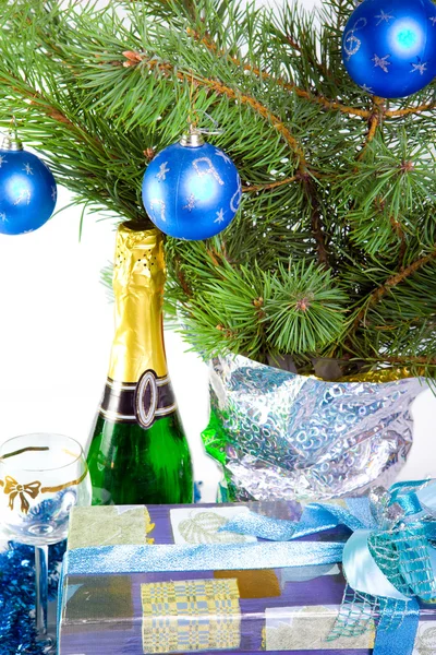 O quadro de Ano Novo - um ramo com bolas de Ano Novo — Fotografia de Stock