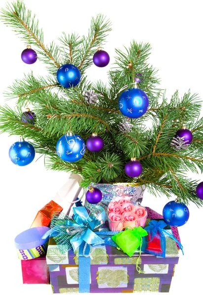 新的一年的静物-毛皮树枝、 节日装饰品和礼品盒 — 图库照片