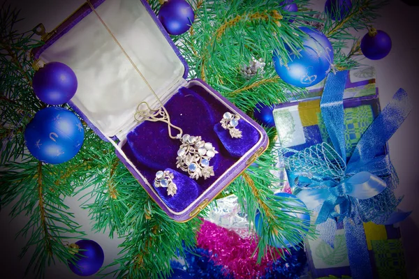 Na nový rok strom dárky - šperky — Stock fotografie