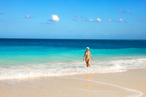 Flickan på en oceanen kusten i nyår cap — Stockfoto