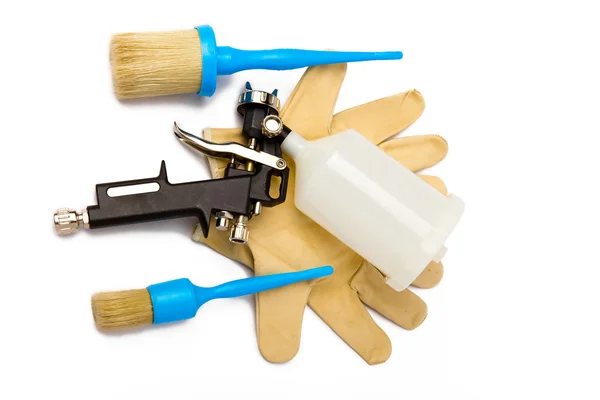 Spritzpistole, Arbeitshandschuhe und Bürsten - ein Set für Reparaturarbeiten — Stockfoto