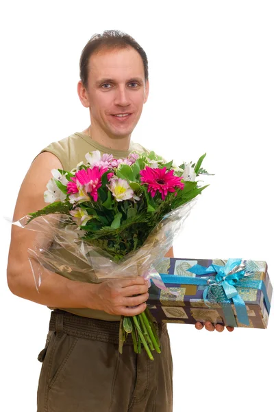 De lachende man met een bos van bloemen en een doos van de gift — Stockfoto