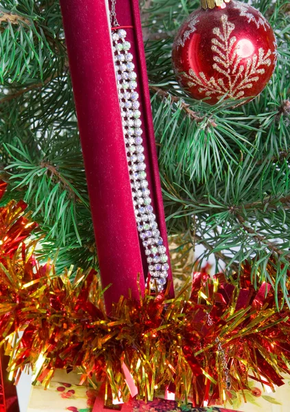 Coffret cadeau avec un collier sur un arbre du Nouvel An — Photo