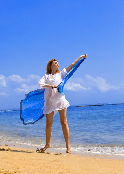 De jonge mooie vrouw op een Oceaan kust. Indonesië. Bali. — Stockfoto