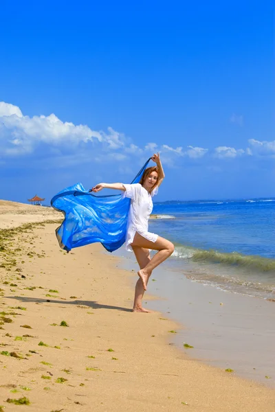 Die junge schöne Frau an einer Meeresküste. Indonesien. bali. — Stockfoto